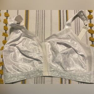 18 hour Bra size 42 DD white with padded straps